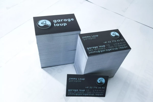 des piles de cartes de visites pour un garage automobile