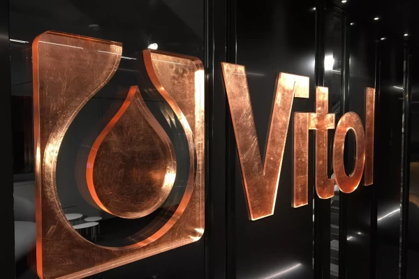 logo d'entreprise en feuille d'or sur plexiglas