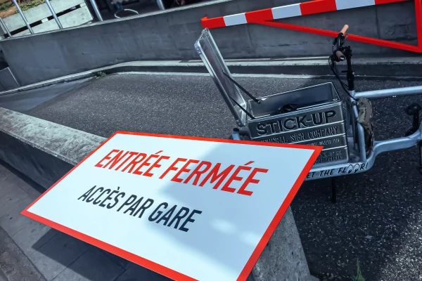 montage d'un panneau de signalisation routière  pour l'entrée d'un parking