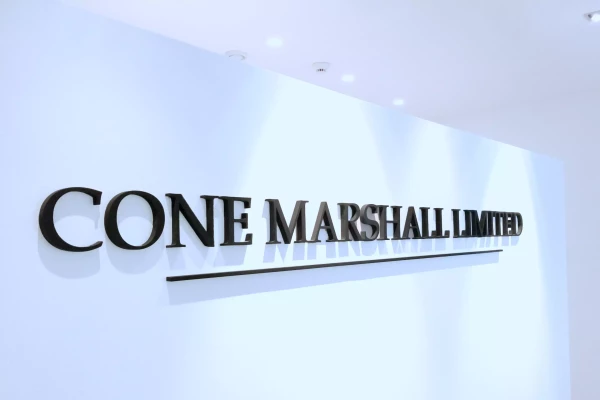 photo de lettres 3d noires contre un mur