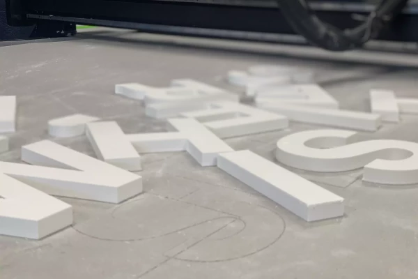 photo de lettres 3d découpées à la CNC