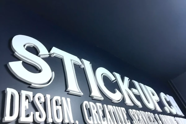 lettres 3d posées sur un mur d'entreprise