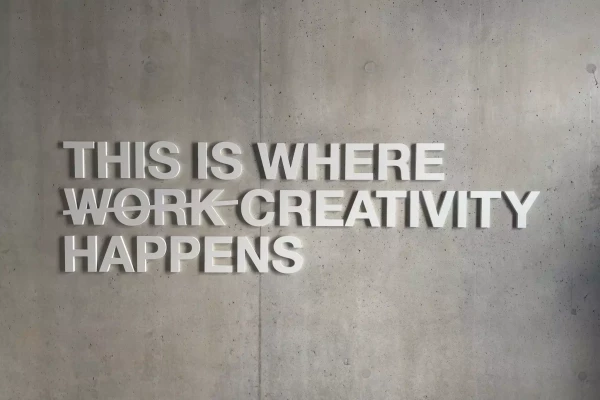 lettres 3d sur mesure sur un mur en béton par Stick-Up à   Genève