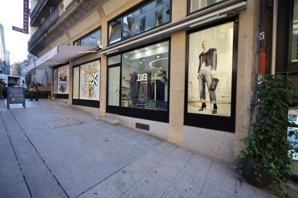 une vitrine décorée d'un commerce d'habits en ville