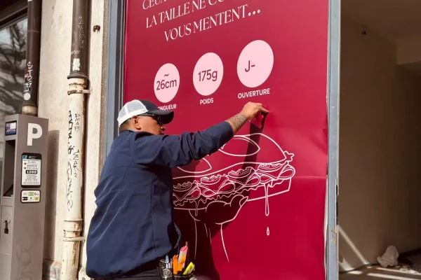 Conception et flocage d'une vitrine de magasin par Stick-Up, à Genève