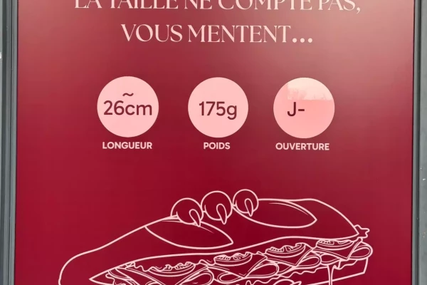 Impression de vinyle et flocage d'une vitrine de magasin par Stick-Up, à Genève
