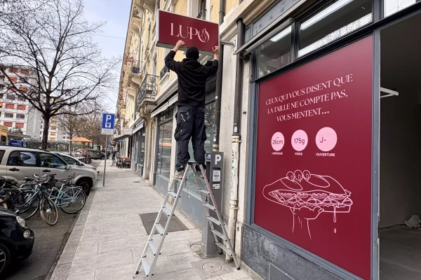Impression de vinyle et flocage d'une vitrine de magasin par Stick-Up, à Genève