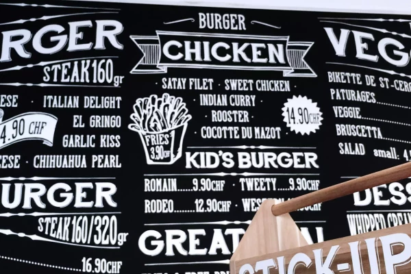 un menu ardoise pour un restaurant à Genève par Stick-Up