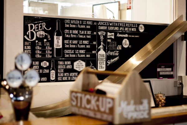 Menu ardoise pour restaurant à Genève installé par Stick-Up