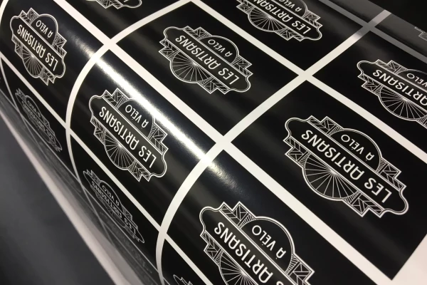 Stickers et autocollants, imprimés par Stick-Up pour Les Artisans à vélo à Genève.