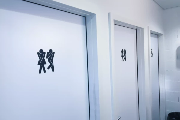 logo découpés sur mesure collés sur les wc