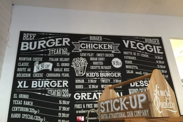 lettres découpées sur mesure collées sur un menu de restaurant ardoise