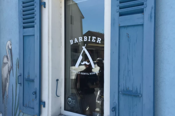 lettrages adhésif sur vitrine de barber shop
