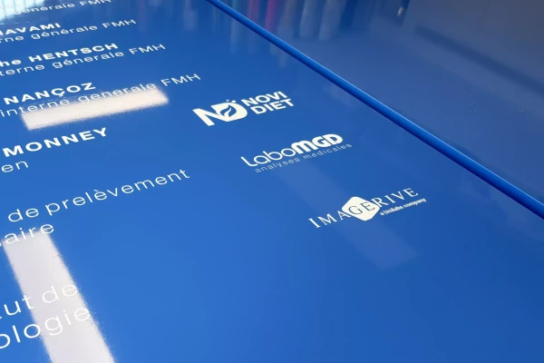 Lettrage vinyle die cut sur mesure pour totem d'entreprise à Genève par Stick-Up.ch