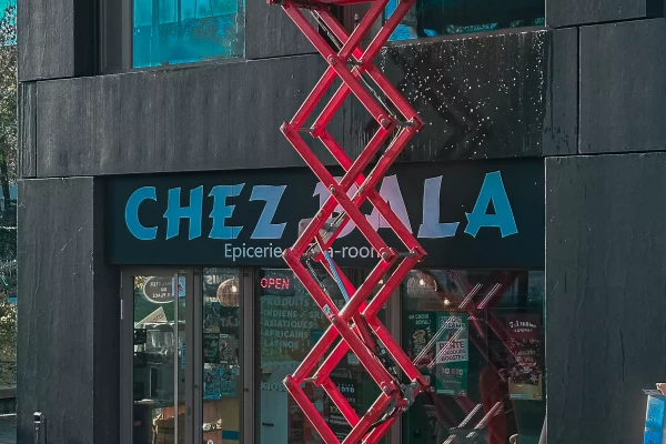 Installation d'un film de discrétion, lettres vinyle et vitrophanie posé par Stick-Up à Genève