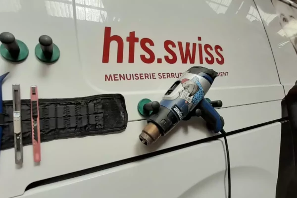 pose de lettrage vinyle sur une camionnette par stick-up à Genève