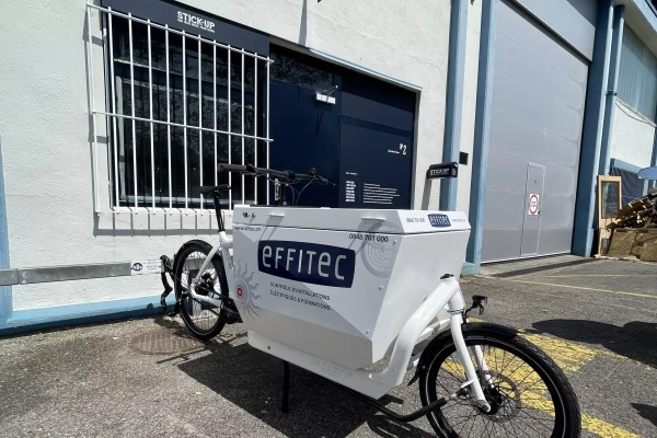 Fabrique de vinyle adhésif publicitaire sur un vélo cargo