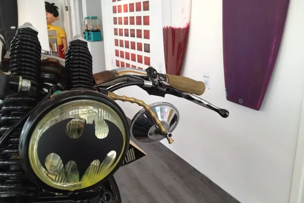Restmod et customisation d'un phare de moto batman par Stick-Up à Genève