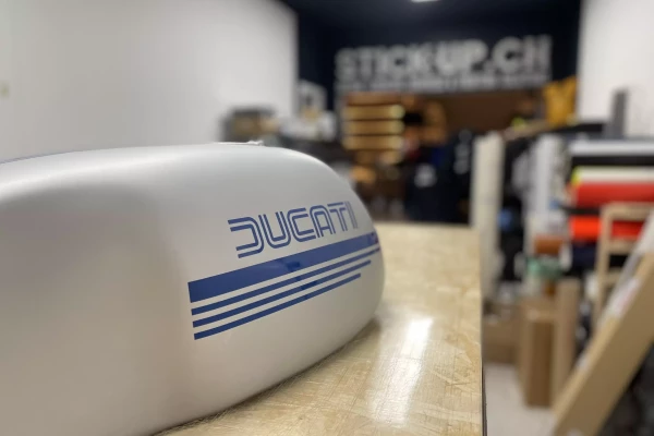 Restmod et customisation de véhicules par Stick-Up à Genève