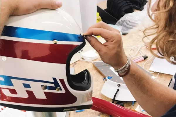 Détail d'une customisation d'un casque de moto par Stick-Up à Genève