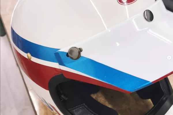 Détail d'une customisation d'un casque de moto par Stick-Up à Genève