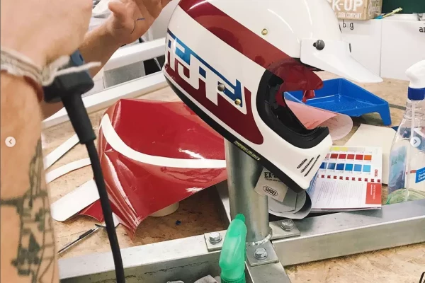 Détail d'une customisation d'un casque de moto par Stick-Up à Genève