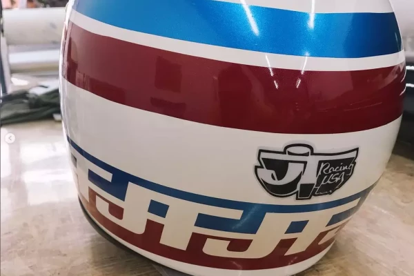 Détail d'une customisation d'un casque de moto par Stick-Up à Genève