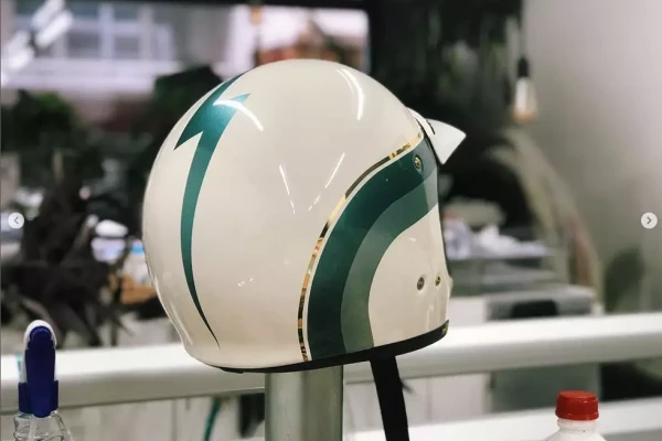 Customisation d'un casque de moto par Stick-Up