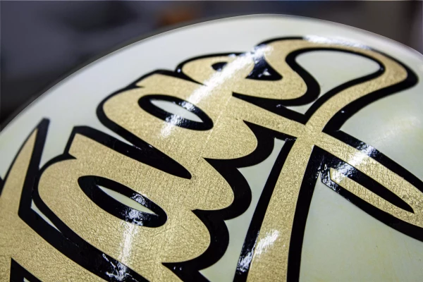 Détail d'une customisation d'un casque de moto par Stick-Up