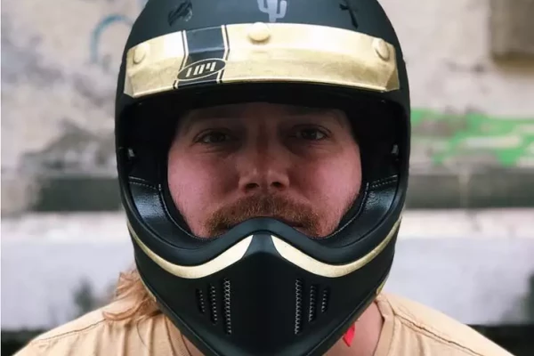 Détail d'une customisation d'un casque de moto par Stick-Up