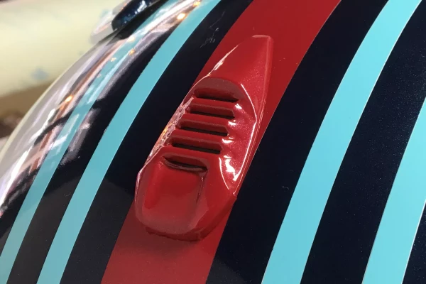 Détail d'une customisation d'un casque de moto par Stick-Up