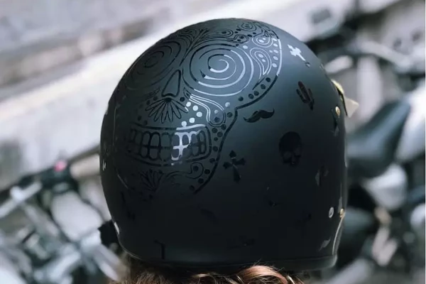 Détail d'une customisation d'un casque de moto par Stick-Up