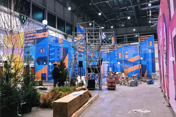 une structure avec des bâches micro perforées dans un hall d'exposition