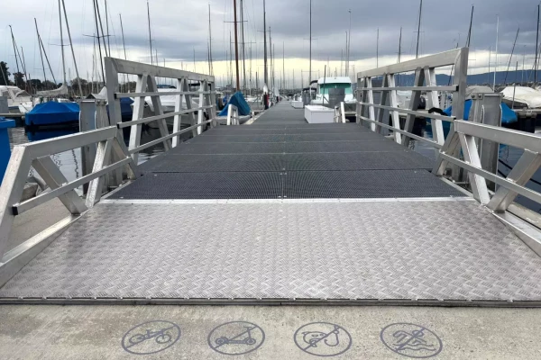 Marquage de 4 logos au sol avec pochoir par Stick-Up à Genève