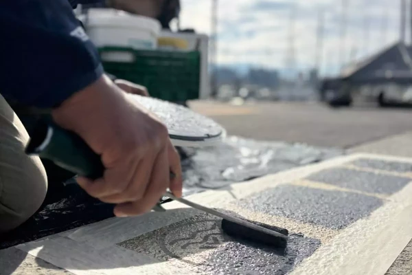Marquage au sol avec pochoir et rouleau par Stick-Up à Genève