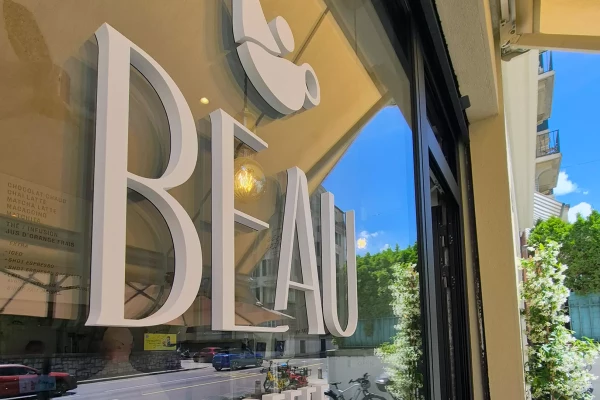 Pose d'une vitrine pour un coffee shop à Genève avec découpe de lettres 3d par stick-up.ch