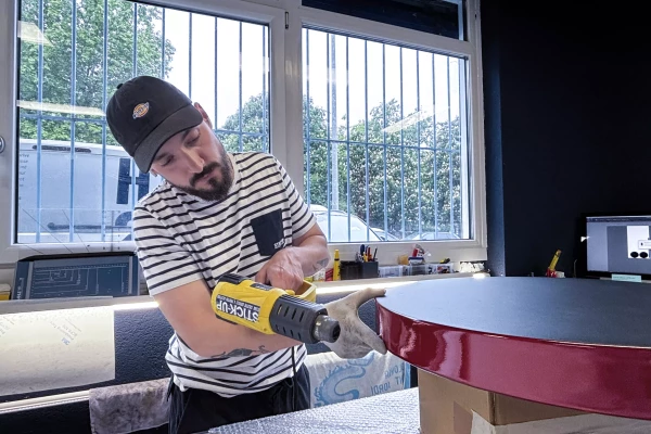 fabrication d'une enseigne sur mesure par Stick-Up à Genève