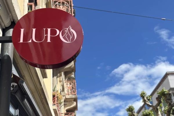 Installation d'une enseigne sur mesure par Stick-Up à Genève