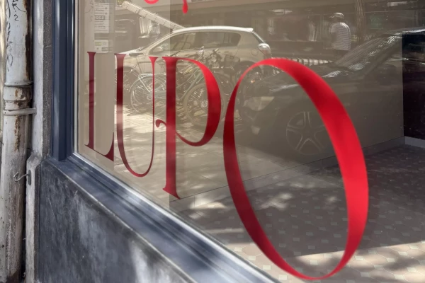 Installation d'un logo sur mesure par Stick-Up à Genève