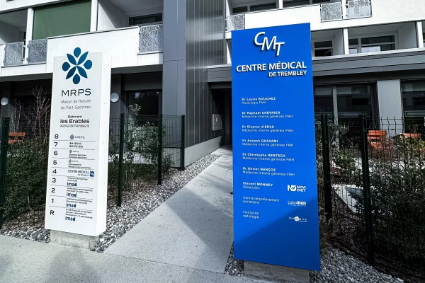 Fabrication de lettres 3d sur mesure pour un centre médical à Genève par stick-up.ch